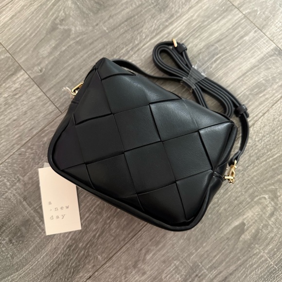 a new day Handbags - NWT A New Day Basket Weave Crossbody Black Bag Purse Detachable Strap
